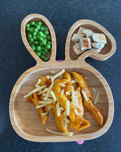 Cheesy Tomato Pasta with Chicken Bites and Sweet Peas