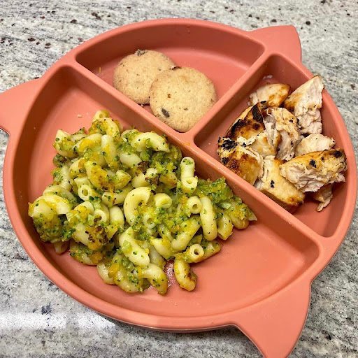 Creamy Broccoli Mac with Grilled Chicken and Mini Cookies