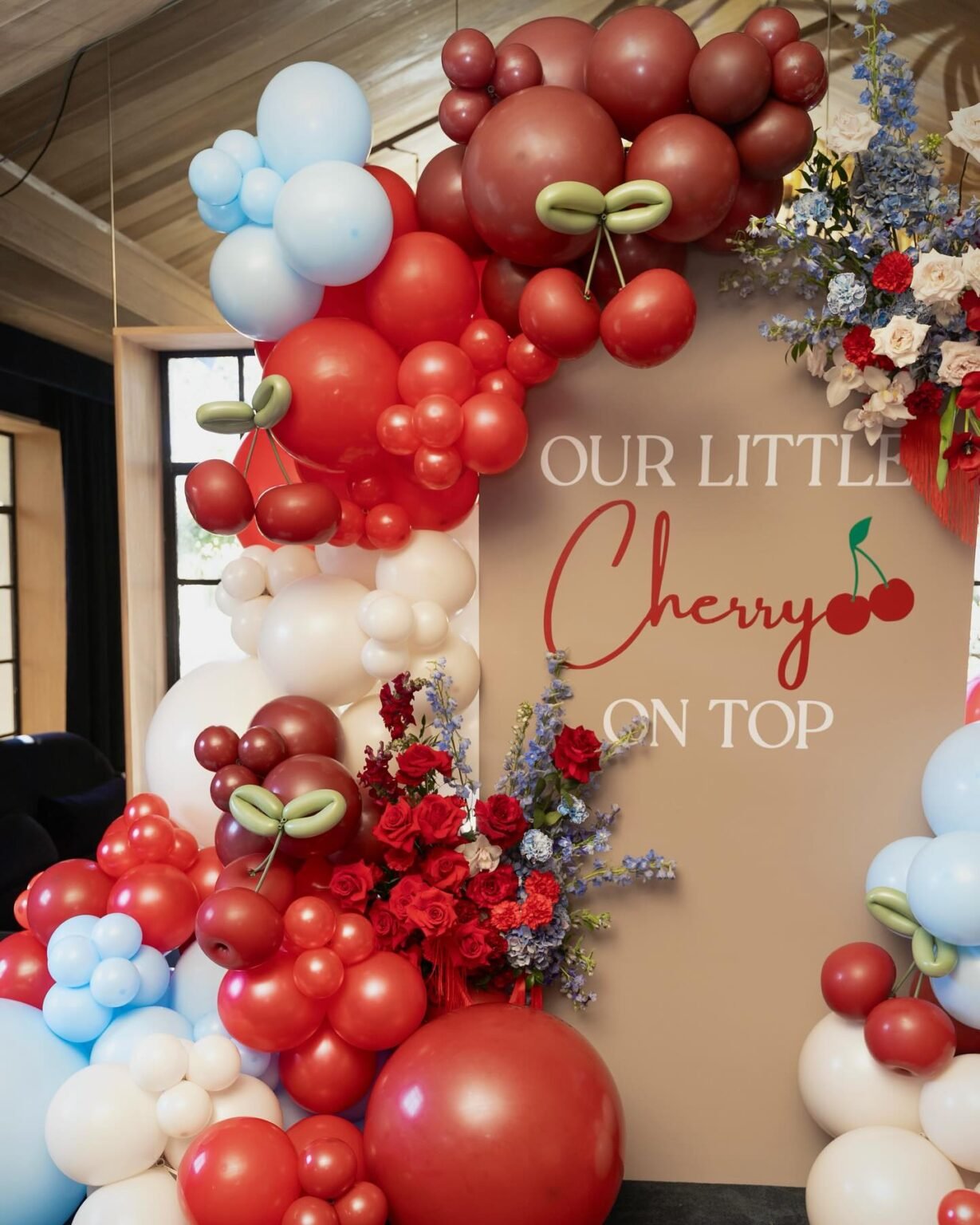 Set Decorazioni Tema Ciliegia: Striscione 'She's The Cherry On Top' E Ghirlanda Di Ciliegie Per Addio Al Nubilato, Baby Shower E Feste